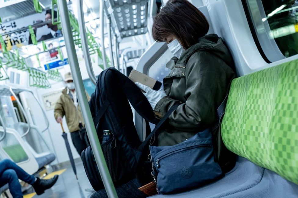 Japānas pilsētas iedzīvotājiem vēlas atļaut lietot viedtālruņus 2 stundas dienā