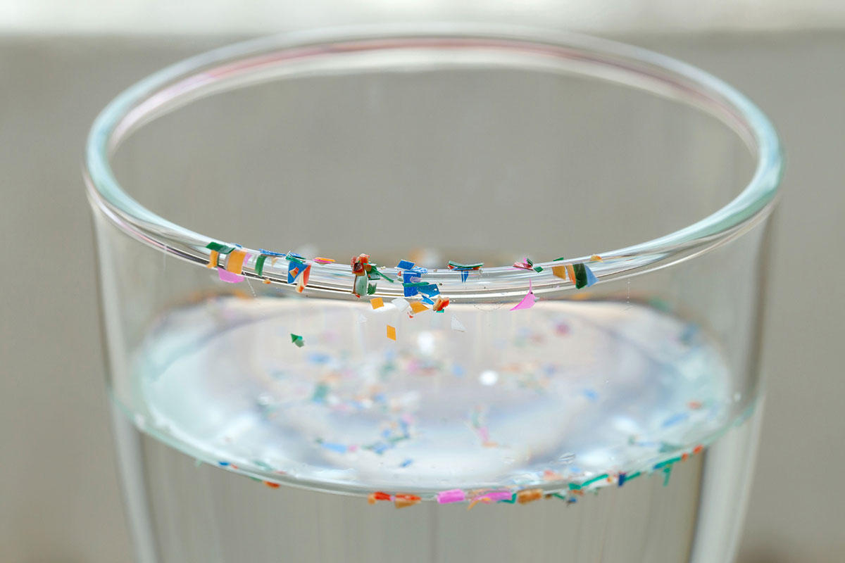 Šis bērnišķīgais triks samazina mikroplastmasu daudzumu jūsu krāna ūdenī par 90%.
