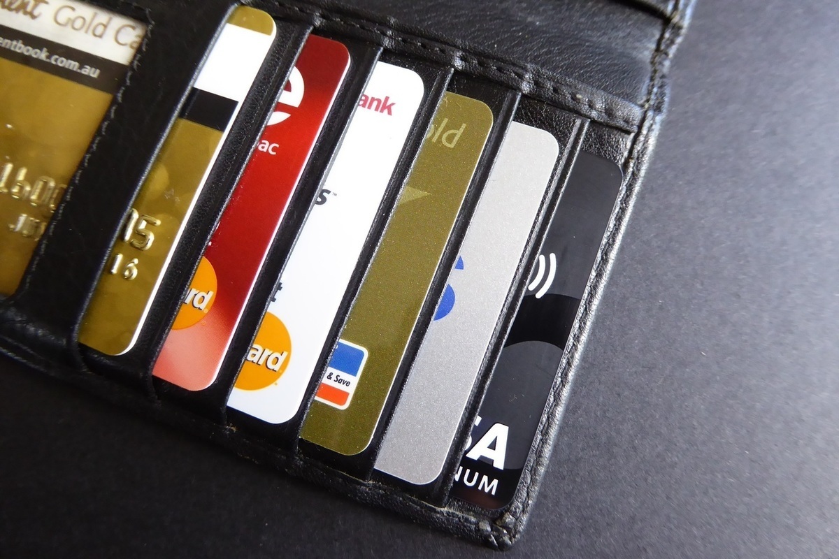 Eksperti iesaka uzlikt uzlīmi uz jūsu bankas kartes: ļoti efektīvs triks