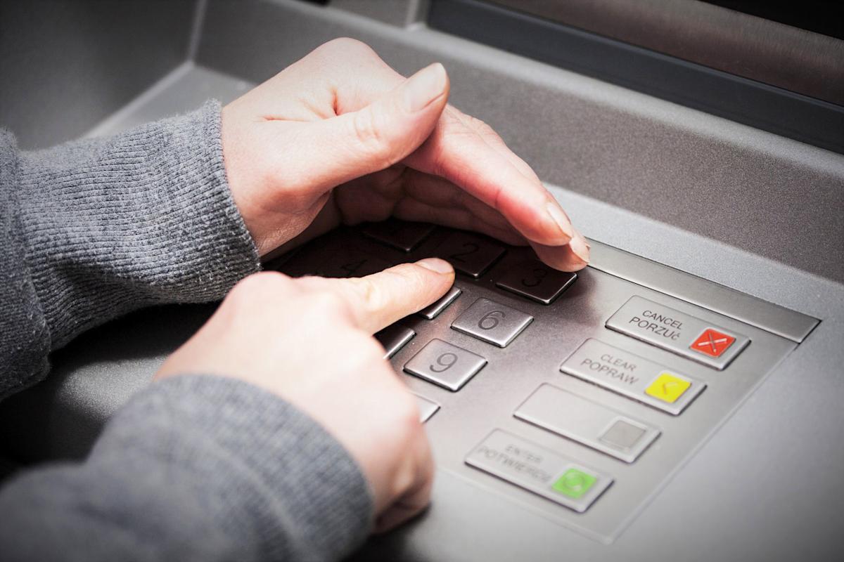 Poga, kas jāizmanto pēc naudas izņemšanas bankomātā, lai izvairītos no krāpšanas
