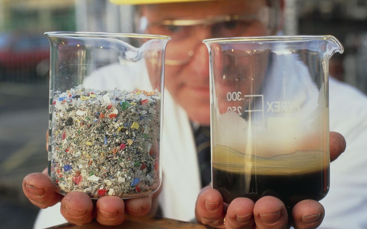 Jauns amerikāņu novators ir izstrādājis metodi, kā pārvērst plastmasas atkritumus alternatīvā degvielā, ko sauc par plastolīnu.