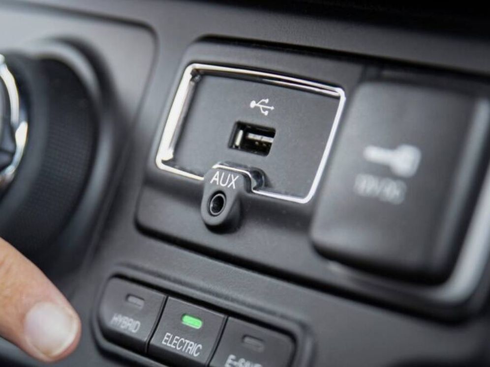 Viss, ko jūs varat darīt (un nezinājāt) ar savas automašīnas USB portu