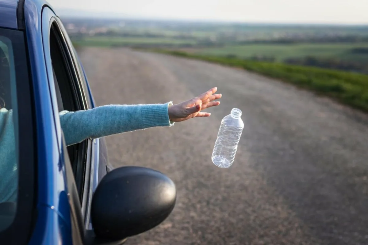 Pensionārs izmet plastmasas pudeli nepareizā konteinerā un saņem gandrīz 300 dolāru lielu sodu par pārkāpumu atkritumu šķirošanas noteikumos: „Es labāk eju cietumā”