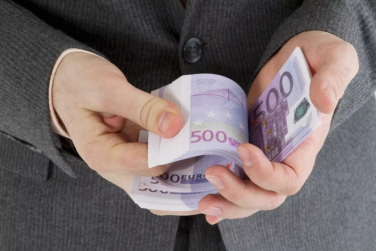 Viņš ieradās pie bankomāta, kur viņu gaidīja 500 eiro naudas žūksnis