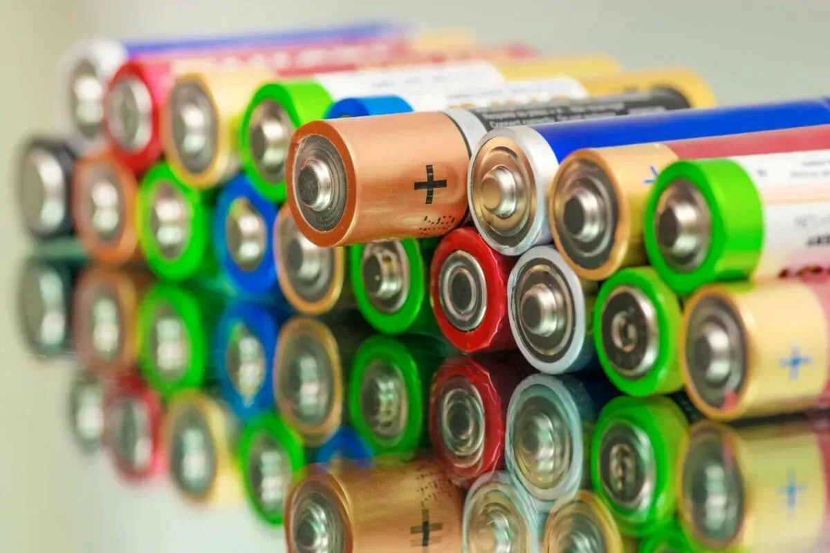 Pārvērst iekštelpu apgaismojumu elektrībā? Kā darbojas inovācija, kas ļautu izmantot elektroniskās ierīces bez baterijām