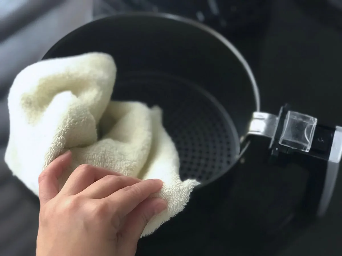 Noslēpums, kā viegli notīrīt fritezi no taukiem un saglabāt to tādā stāvoklī, it kā tā tikko būtu izņemta no iepakojuma
