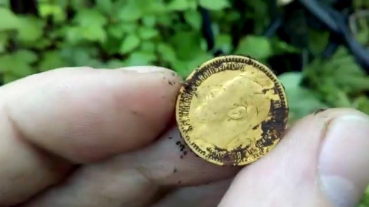 Viņš sāk rakņāties zemes spainīšos un atrod mītisko zelta monētu: visā pasaulē ir tikai 20 šādas monētas.