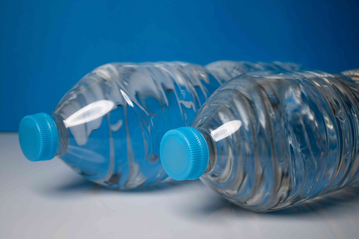 Neizņemamais korķis nebija pietiekams: plastmasas pudeles gatavojas vēl vienai pārmaiņai
