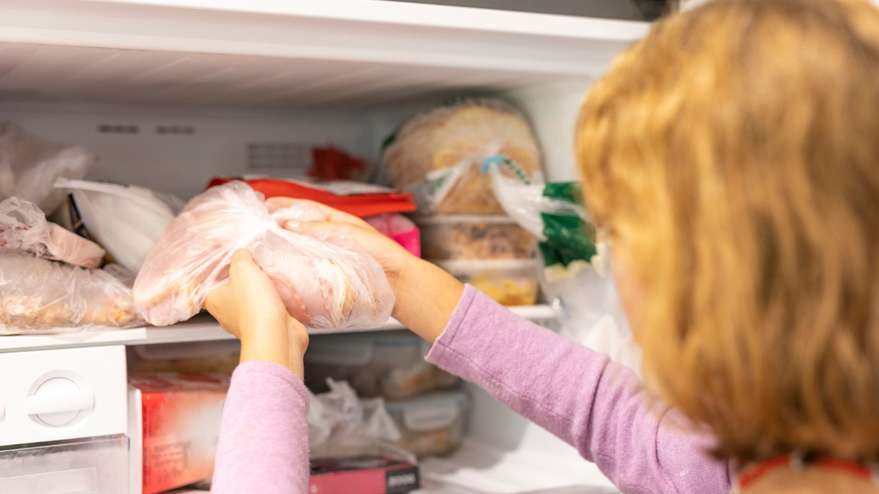 Kādus produktus var sasaldēt, bet kādus nevar? Vai karstu Tupperware trauku var likt ledusskapī?