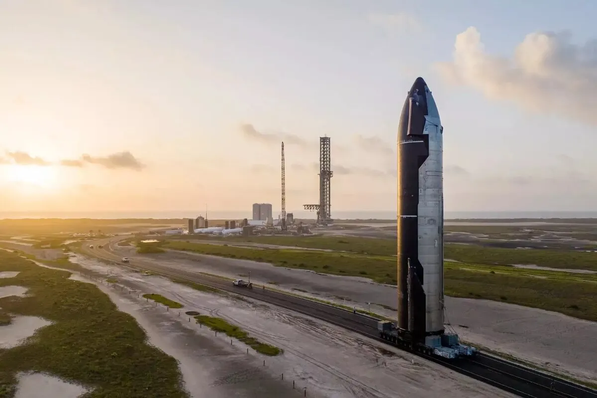 SpaceX milzīgā raķete Starship Mars veic kritisko 10. testa lidojumu, atgriežoties ar pārsteidzošu atgriešanos
