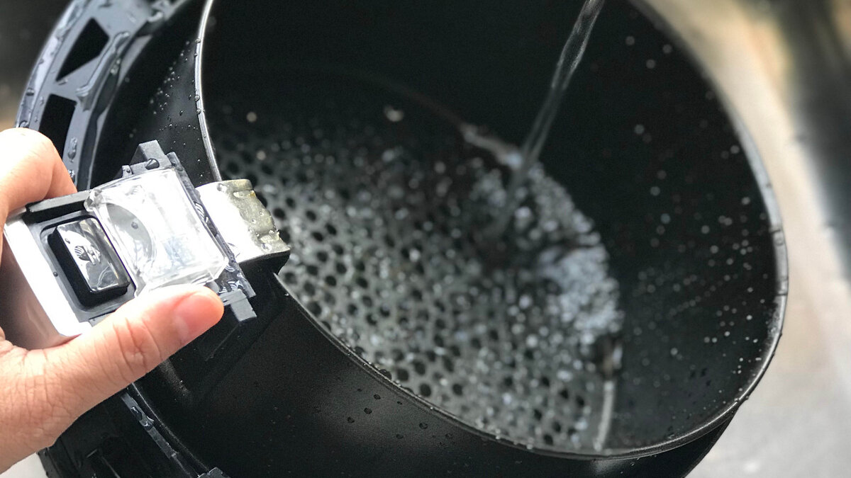 Noslēpums, kā viegli notīrīt fritezi no taukiem un saglabāt to tādā stāvoklī, it kā tā tikko būtu izņemta no iepakojuma