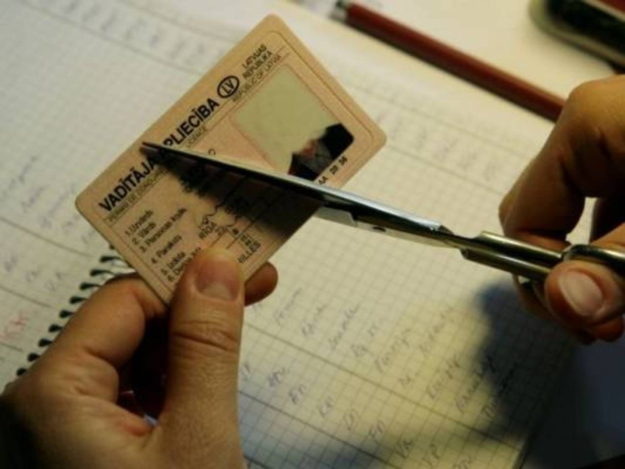 Tagad Eiropas Savienība ir oficiāli izbeigusi neskaidrību un apstiprinājusi vecumu, kad senioriem tiek atņemtas autovadītāja tiesības, kas izraisīja satraukumu starp satrauktām autovadītāju aprindām.